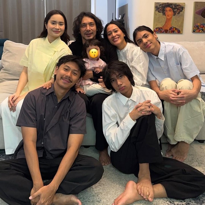 <p>Pasangan artis Inong Ayu dan Abimana Aryasatya membagikan foto keluarganya di momen Lebaran 2026. Seperti di Lebaran tahun sebelumnya, Inong dan Abimana masih merahasiakan wajah anak kelima mereka dari publik. Perlu diketahui, pasangan yang menikah tahun 2001 ini dikaruniai anak kelima berjenis kelamin perempuan pada September 2024. Anak bungsu Inong dan Abimana ini diketahui bernama Solenne, Bunda. (Foto: Instagram @inong_ayu)</p>