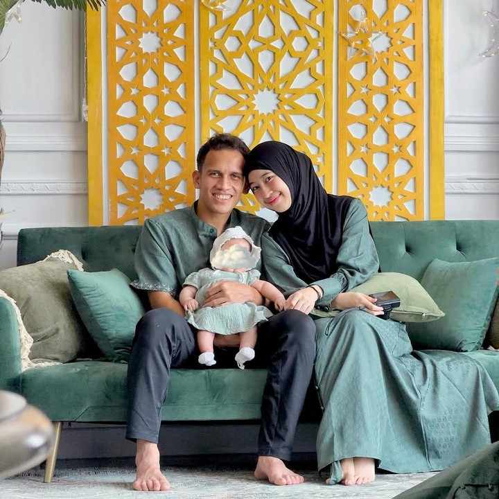 <p>Pasangan Adiba Khanza dan Egi Maulana merayakan Lebaran pertama sebagai orang tua. Adiba melahirkan anak pertama, yakni seorang bayi perempuan bernama Elara Mahakalila, pada 11 Desember 2025. Di momen Lebaran tahun ini, Adiba dan Egi mengabadikan potret keluarganya yang telah lengkap dengan kehadiran baby Elara. Namun, Adiba dan Egi masih merahasiakan wajah sang putri dari publik. "<em>eid mubarak</em>," tulis Adiba dalam <em>postingan</em> di Instagram. (Foto: Instagram @adiba.knza)</p>