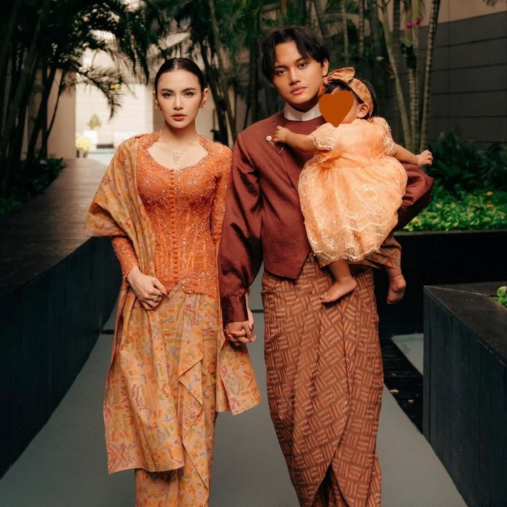 <p>Pasangan musisi Mahalini dan Rizky Febian tampil serasi mengenakan baju tradisional bernuansa orange rancangan Didiet Maulana di hari Lebaran 2026. Dalam unggahan di Instagram, Mahalini dan Rizky Febian juga membagikan momen kebersamaan dengan putri mereka Zairee Selina Quinlyn Kareema Febian atau akrab disapa Selina. Dalam potret ini, wajah Selina ditutupi oleh <em>emoticon</em> 'hati' berwarna cokelat. "Mohon maaf lahir dan batin, selamat lebaran guyss! -papa, ibu, selina," tulis Mahalini. Sejak sang putri lahir, Mahalini dan Rizky Febian memang memutuskan untuk merahasikan wajah anak mereka dari publik. (Foto: Instagram @mahaliniraharja)</p>