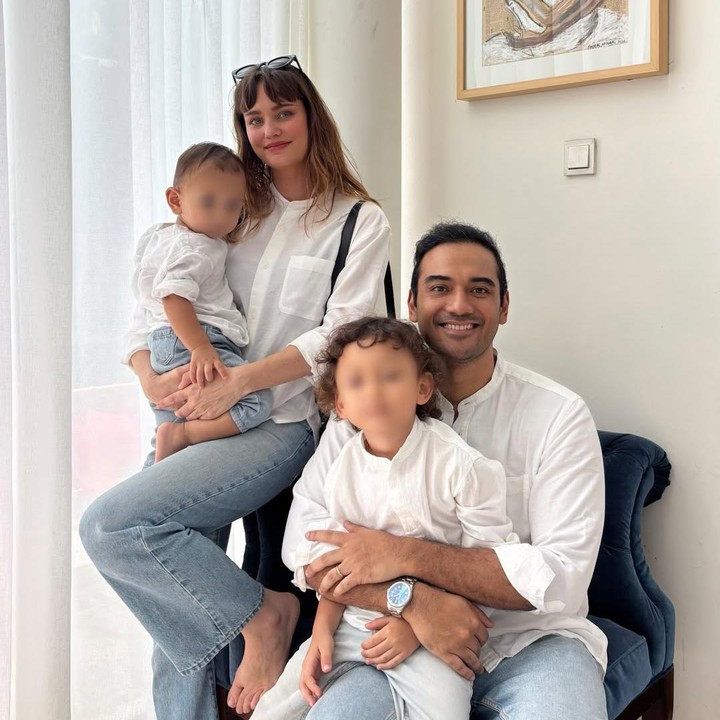 <p>Aktor Ario Bayu dan istrinya Valentine Payen juga tak pernah mengungkap wajah kedua anak mereka ke publik. Meski begitu, keduanya kerap membagikan momen kebersamaan dengan kedua anak mereka di Instagram, dengan foto wajah anak yang disamarkan. Di perayaan Hari Raya Idul Fitri tahun ini, Valentine Payen mengunggah potret bersama suami dan kedua anaknya. Keluarga ini kompak mengenakan baju berwarna putih dan celana jeans biru muda. "Selamat Hari Raya," tulis Valentine Payen. (Foto: Instagram @valentinepayenwicaksono)</p>