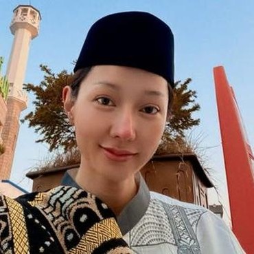 Bikin Pangling! Lucinta Luna Salat Id di Korea Pakai Sarung & Peci, Curhat Soal Perjalanan Iman