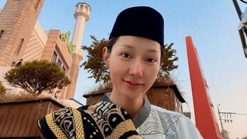 Kabar Terkini Artis dari InsertLive : Bikin Pangling! Lucinta Luna Salat Id di Korea Pakai Sarung dan Peci, Curhat Soal Perjalanan Iman