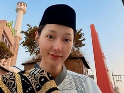 Bikin Pangling! Lucinta Luna Salat Id di Korea Pakai Sarung & Peci, Curhat Soal Perjalanan Iman