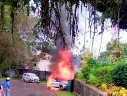 Kobaran Api Hanguskan Mobil Wisatawan Jakarta di Vila Kota Bunga