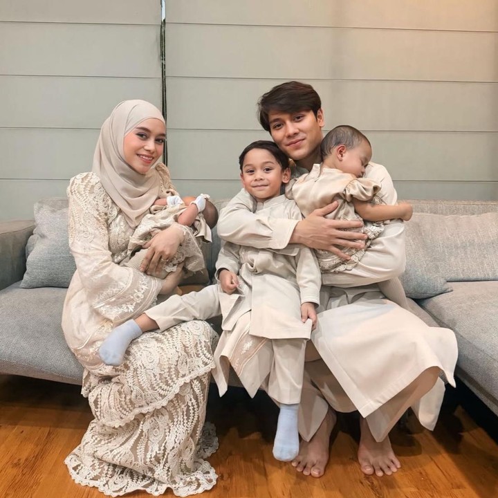 <p>Melalui unggahan di Instagram, Rizky membagikan foto kebersamaan keluarganya di hari Lebaran, Bunda. Pada momen spesial ini, mereka tampil kompak mengenakan busana bernuansa <em>cream</em> yang serasi.&nbsp;Tak terkecuali putri mereka yang baru lahir, yang juga tampil manis&nbsp;dengan busana senada. "Keluarga LesLar mengucapkan Minal Aidin Walfaidzin, Mohon maaf lahir dan batin," tulis Rizky, dikutip dari akun Instagram <em>@rizkybillar.</em> (Foto: Instagram @rizkybillar)</p>