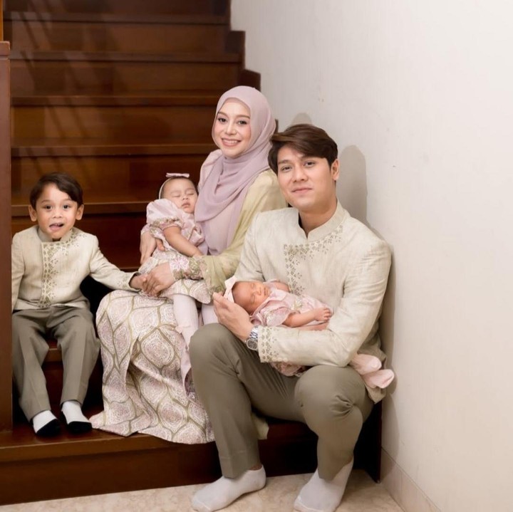 <p>Pasangan Lesti Kejora dan Rizky Billar menyambut kelahiran anak ketiga mereka berjenis kelamin perempuan yang bernama L'Joyee Tamara Billar, pada 23 Februari 2026. Kehadiran putri kedua Lesti ini sekaligus menjadi momen Lebaran pertama baginya bersama keluarga. (Foto: @askar_photography via Instagram @lestikejora)</p>