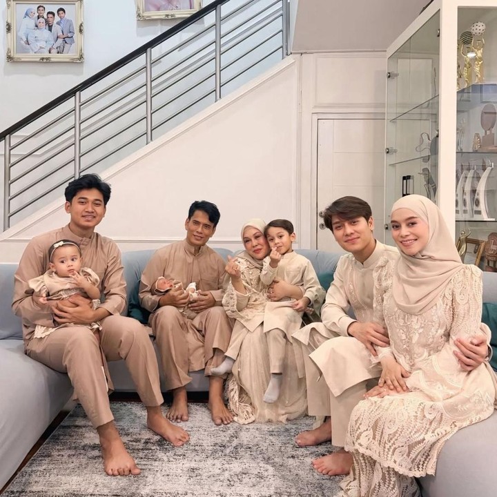 <p>Di hari pertama Lebaran, Lesti dan sang suami, bersama ketiga anaknya terlihat mengunjungi rumah orang tua mereka. Dalam potret tersebut, tampak L'Joyee digendong oleh sang kakek, Endang Mulyana. "Hari pertama berlebaran kami mengunjungi tempat di mana kami memulai semuanya yaitu rumah kami masing-masing yang saat ini telah ditempati oleh kedua orang tua kami. Waktu berlalu cepat, rasanya baru kemarin. Sekarang ke sini udah bawa buntut 3 aja," ungkap Rizky. (Foto: Instagram @rizkybillar)</p>