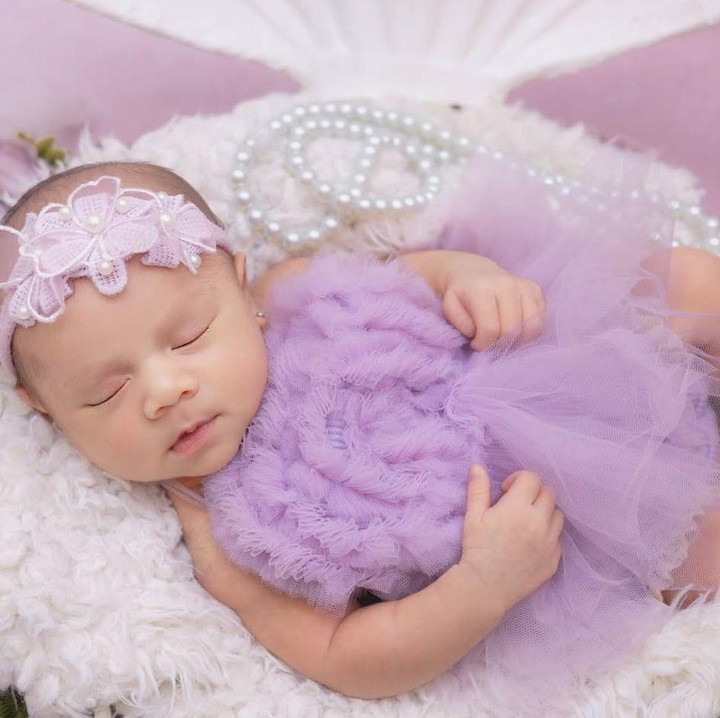 <p>Sebelumnya, Rizky Billar sempat mengunggah foto L'Joyee yang baru lahir, Bunda. Ia juga mengungkap arti di balik nama anak ketiganya tersebut. "Perkenalkan nama aku L&rsquo;JOYEE TAMARA BILLAR <em>uncle</em> dan <em>aunty</em>. Aku dinamakan karena terinspirasi dari salah satu pemain Liverpool yang berpulang tahun lalu yaitu, JOTA. Dan aku juga secara hitungan tanggal lahir di kota Liverpool hehe. Dipanggil boleh Joyi, boleh Tamara boleh juga Ljoyiii. Joyee sendiri berarti kebahagiaan dalam bahasa Inggris. Sedangkan Tamara dari Bahasa Arab yang artinya kurma yang melambang sesuatu yang manis," kata Rizky. (Foto: Instagram @rizkybillar)</p>