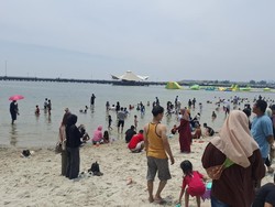 Pantai Ancol Diserbu di H+1 Lebaran, Warga Asik Piknik hingga Main Pasir