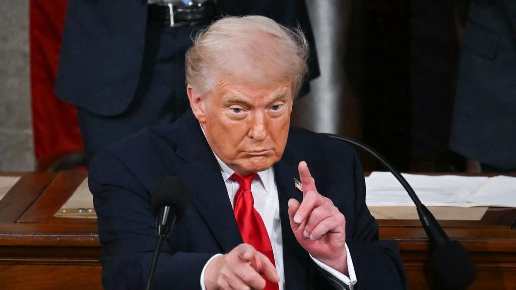 Trump Pecat Jaksa Agung AS Pam Bondi