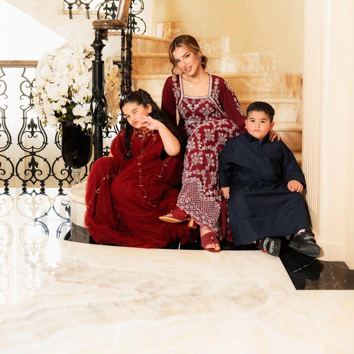 <p>Tasya juga memamerkan tangga rumahnya yang terlihat begitu elegan. Tangga rumah dibuat yang berwarna hitam ini memiliki motif seperti tangga klasik di Eropa. Di dekat tangga, Tasya kembali menempatkan lampu chandelier mewah bernuansa <em>gold</em>. (Foto: TikTok @tasyafarasya)</p>