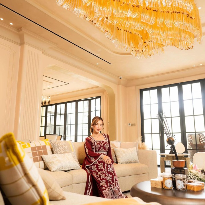 <p>Dalam potret yang dibagikan, Tasya menunjukkan suasana ruang keluarga yang begitu luas. Mulai dari dinding hingga furnitur di ruangan ini didominasi oleh warna <em>creamy yellow</em> dengan sentuhan <em>gold</em>. Salah satu yang mencuri perhatian adalah lampu <em>chandelier</em> mewah berwarna keemasan yang diletakkan di langit-langit atap ruangan. (Foto: TikTok @tasyafarasya)</p>