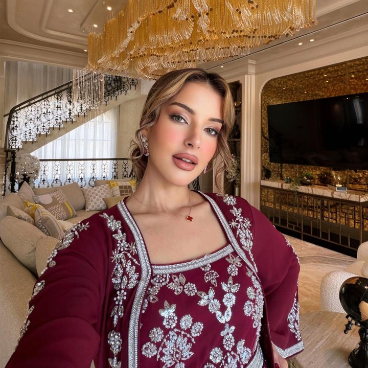 <p>Beberapa waktu lalu, Tasya pernah membagikan proses pembangunan rumah barunya ini ke publik, Bunda. Rumah empat lantai ini dirancang sebagai hunian pribadi untuk Tasya dan kedua anaknya, sekaligus menjadi tempat bekerja bagi karyawannya. Tasya mengaku bahwa rumah mewahnya ini terinspirasi dari desain restoran mewah bernuansa klasik Eropa, yang berada di kawasan Senopati, Jakarta Selatan. (Foto: TikTok @tasyafarasya)</p>