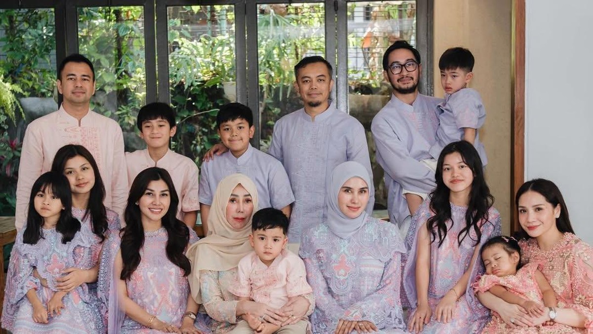 Seragam Lebaran Keluarga Artis 2026