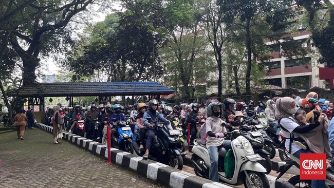 Berdasarkan pantauan CNNIndonesia.com pada Minggu (22/3), pengunjung yang datang ke Ragunan didominasi pengguna sepeda motor.