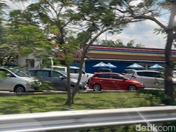 Libur Lebaran H+1, Sejumlah Rest Area Tol Surabaya-Mojokerto Penuh Sesak