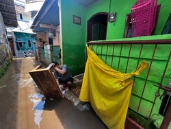 Kebanjiran Saat Lebaran, Warga Ciracas Ini Bersyukur Masih Bisa Salat Id