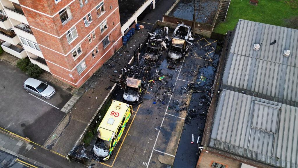 FOTO: Ambulans Relawan Yahudi Dibakar di Inggris