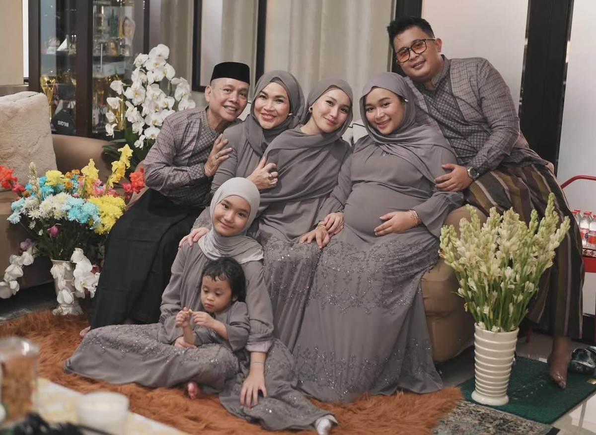 Baju lebaran keluarga artis