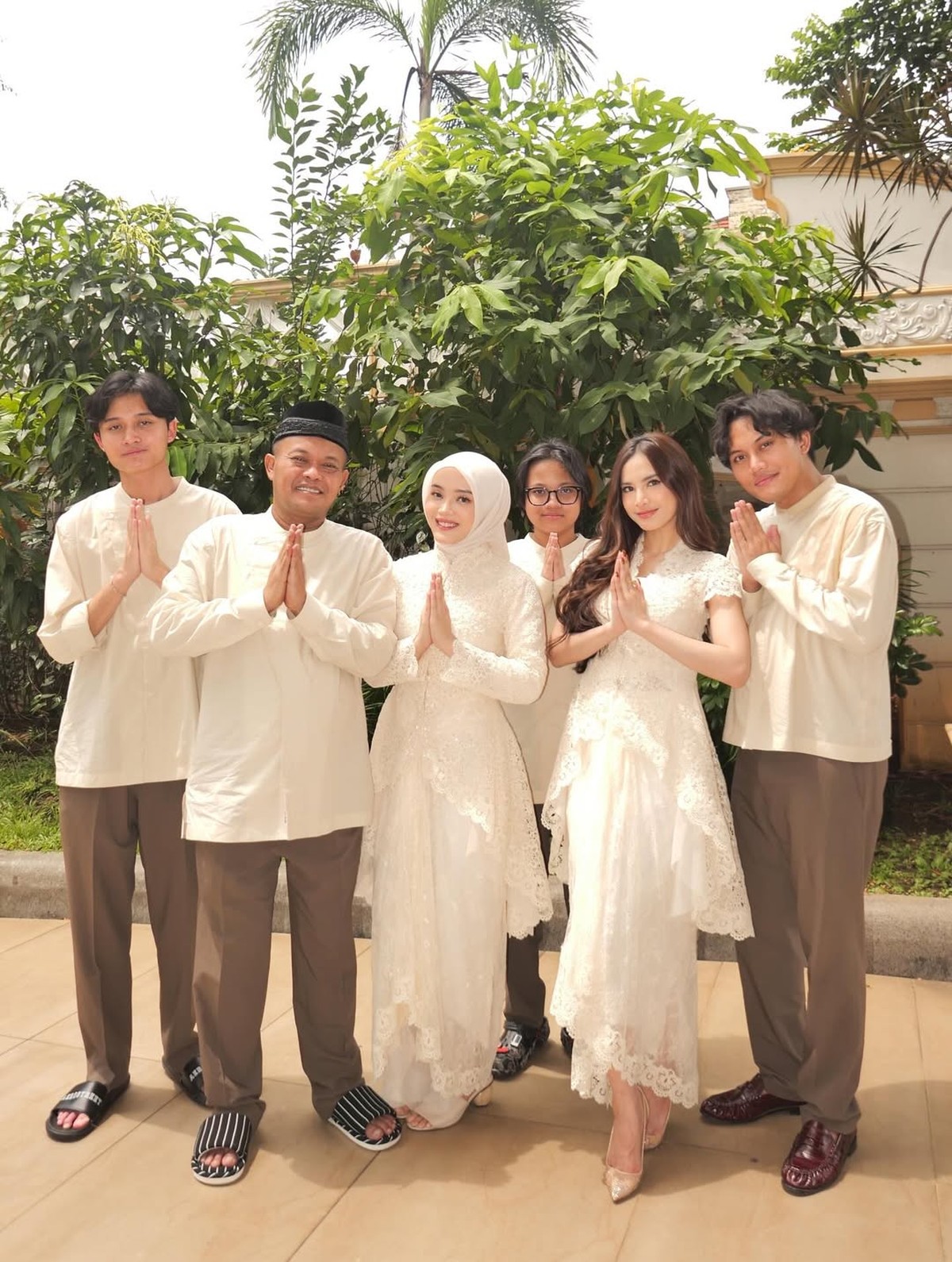 Baju lebaran keluarga artis