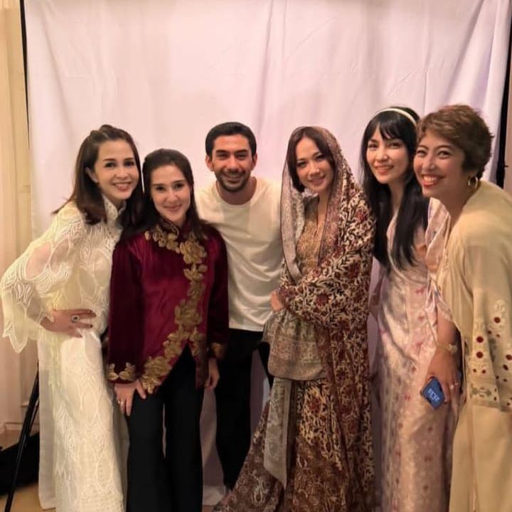 <p>Ia pun merayakan ulang tahunnya yang ke-43 itu sekaligus&nbsp;silaturahmi Lebaran bersama keluarga dan teman-teman terdekatnya. Momen ini diketahui langsung melalui beberapa <em>postingan</em> di akun Instagram pribadinya.&nbsp;(Foto: Instagram @itsmebcl)</p>