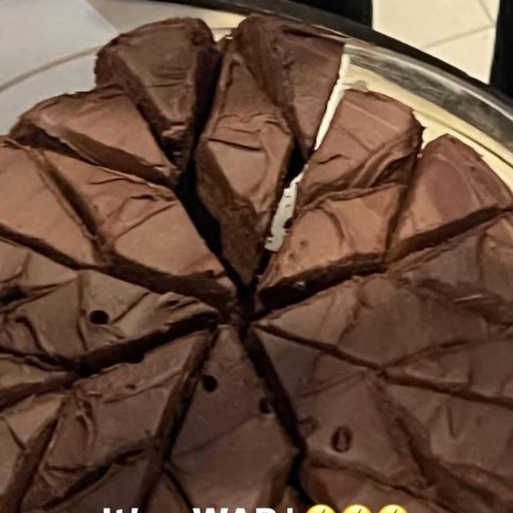 <p>Di perayaan ulang tahunnya ini, salah satu hidangan yang menarik perhatian para tamu adalah <em>chocolate cake</em> buatannya, Bunda. Tak sedikit teman-teman yang mengunggah foto kue tersebut di Instagram Stories.&nbsp;(Foto: Instagram @itsmebcl)</p>