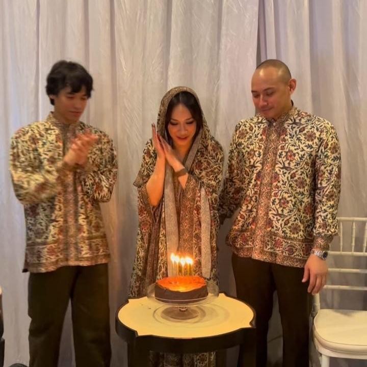<p>Hari Raya Idul Fitri tahun ini tampaknya terasa spesial bagi Bunga Citra Lestari. Sebab, Lebaran hari kedua bertepatan dengan ulang tahun sang penyanyi, yakni pada 22 Maret. (Foto: Instagram @itsmebcl)</p>