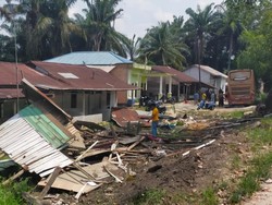 Bus TAM Tabrak Warung-Mobil Minibus di Pekanbaru, 1 Tewas
