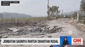 VIDEO: Jembatan Qasmiya Runtuh Dihantam Rudal, Membakar Mobil di Israe