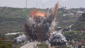 FOTO: Detik-detik Israel Hancurkan Jembatan di Lebanon