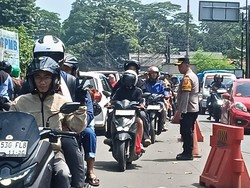 Geliat Arus Balik, Volume Kendaraan Meningkat di Jalan Alternatif Cibubur