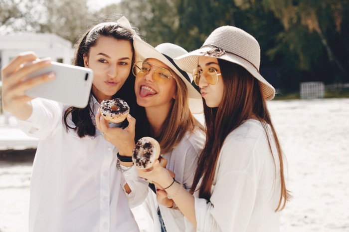 Gemini dikenal fleksibel dan mudah berubah pikiran. Mereka sering tiba-tiba ingin liburan tanpa rencana./ Foto: freepik.com/prostooleh