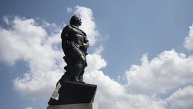 Patung Columbus Dipasang di Kompleks Gedung Putih