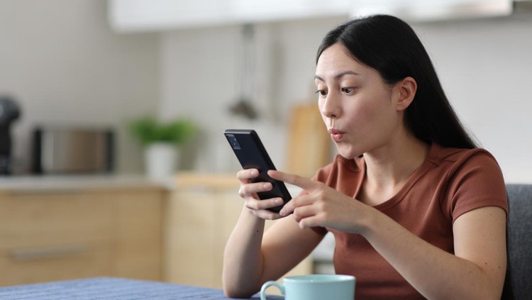 Ilustrasi perempuan main hp