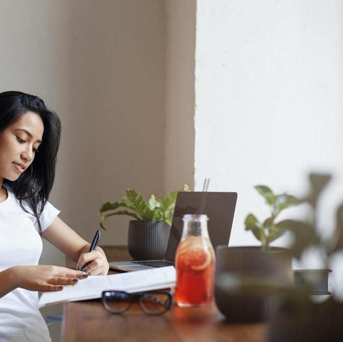 Kebiasaan bangun pagi membuat seseorang lebih mudah menikmati suasana tenang sebelum aktivitas dimulai. Pagi yang minim gangguan membantu pikiran menjadi lebih jernih dan fokus. Waktu ini sering dimanfaatkan untuk melakukan refleksi ringan atau rutinitas sederhana.