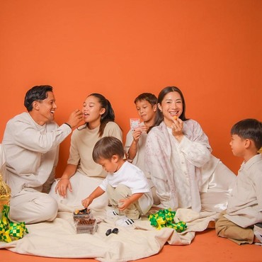 Intip 8 Momen Harmonis Keluarga Artis Beda Agama Rayakan Lebaran Saling Toleransi