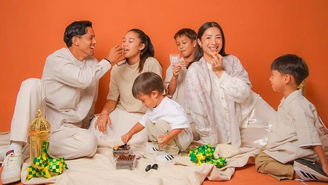 Intip 8 Momen Harmonis Keluarga Artis Beda Agama Rayakan Lebaran Saling Toleransi