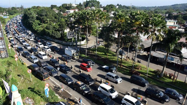 Polisi menerapkan rekayasa lalu lintas one way di Jalur Puncak Bogor menuju Jakarta untuk arus balik Lebaran, mengatasi kemacetan dan mengatur volume kendaraan.