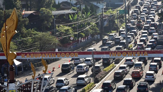 Terdapat 89 ribu kendaraan yang melintas di Jalan Raya Puncak, Bogor, Jawa Barat, via jalan tol pada H+2 Lebaran, Senin (23/3).