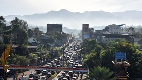 Ribuan Kendaraan Pelat B Padati Puncak Bogor, Simpang Gadok Macet
