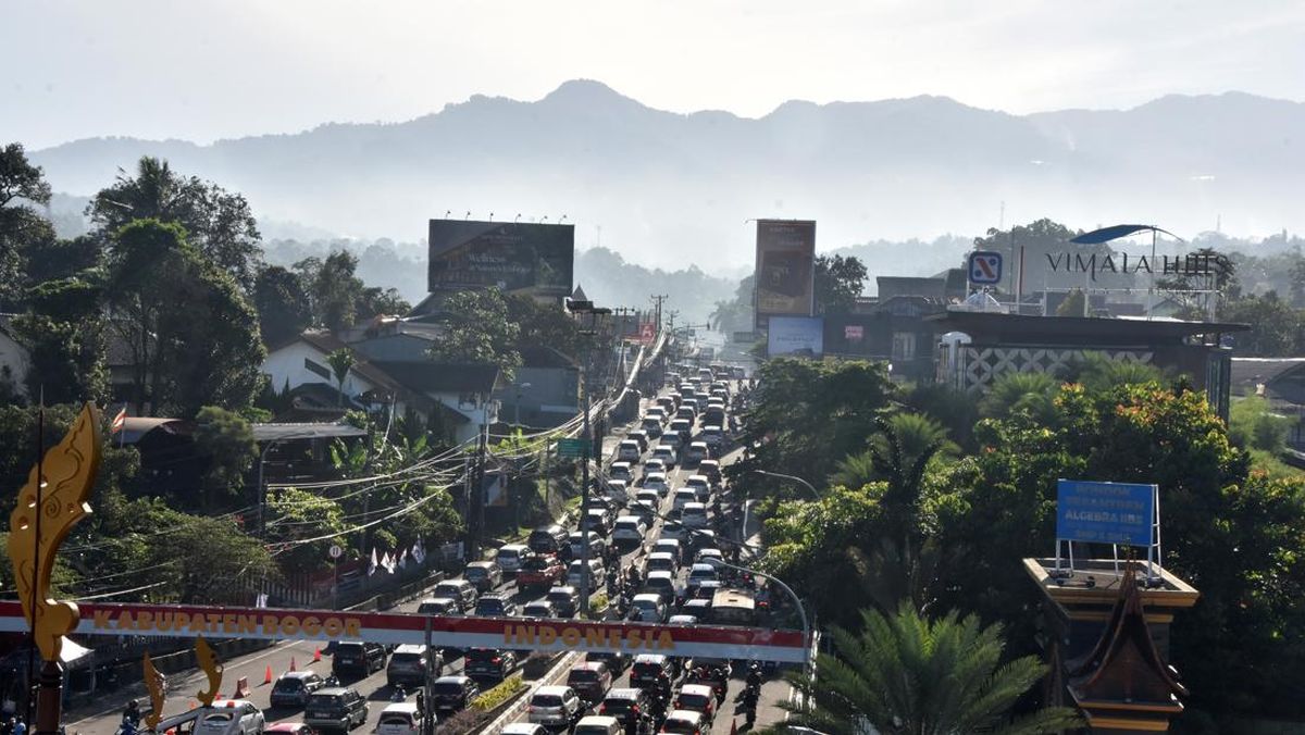 Ribuan Kendaraan Pelat B Padati Puncak Bogor, Simpang Gadok Macet