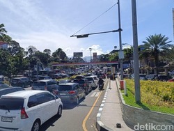 7.000 Kendaraan Menuju Puncak, Polisi Berlakukan One Way Sejak Pagi