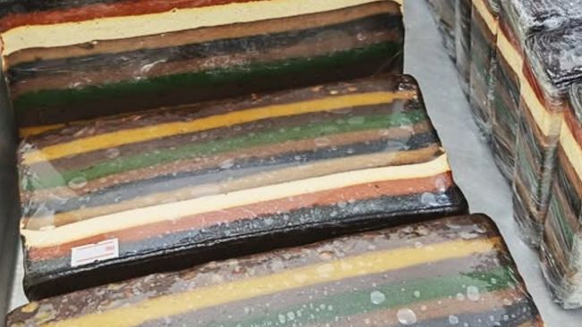 Kue lapis seharga Rp7,4 juta dari Sarawak viral. Dibuat 8 jam, hanya 200 loyang, dan disebut sebagai 'karya seni'.