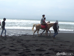 Libur Lebaran Bikin Ojek Kuda Pantai Watu Pecak Cuan Jutaan per Hari