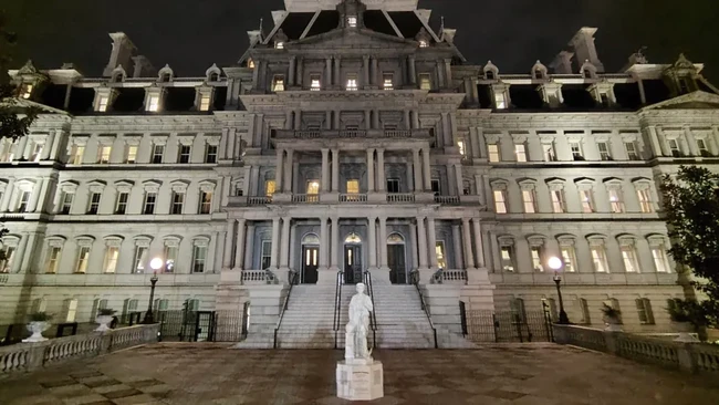 Patung replika patung Christopher Columbus ditempatkan di halaman Gedung Kantor Eksekutif Eisenhower yang bersebelahan dengan Gedung Putih.