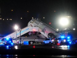 Video: Pesawat Tabrak Truk Damkar di New York, Pilot dan Kopilot Tewas