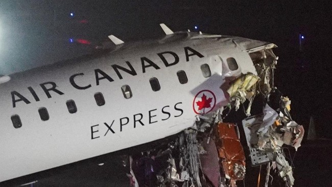 Pesawat Air Canada terlibat tabrakan dengan truk pemadam di LaGuardia, New York. Pilot dan co-pilot tewas, dua lainnya terluka. Investigasi sedang berlangsung.