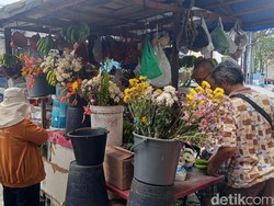 Penjualan Bunga Ziarah di Pasar Sukaramai Meningkat saat Lebaran
