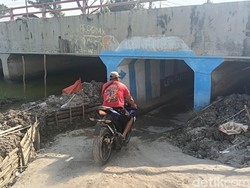 Kisah Jalur Rahasia di Bawah Jembatan Indramayu Saat Musim Mudik