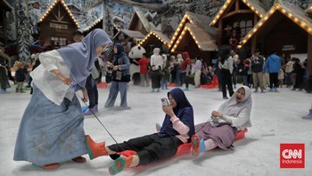 FOTO: Serunya Main Salju di Trans Snow World Bekasi Saat Libur Lebaran